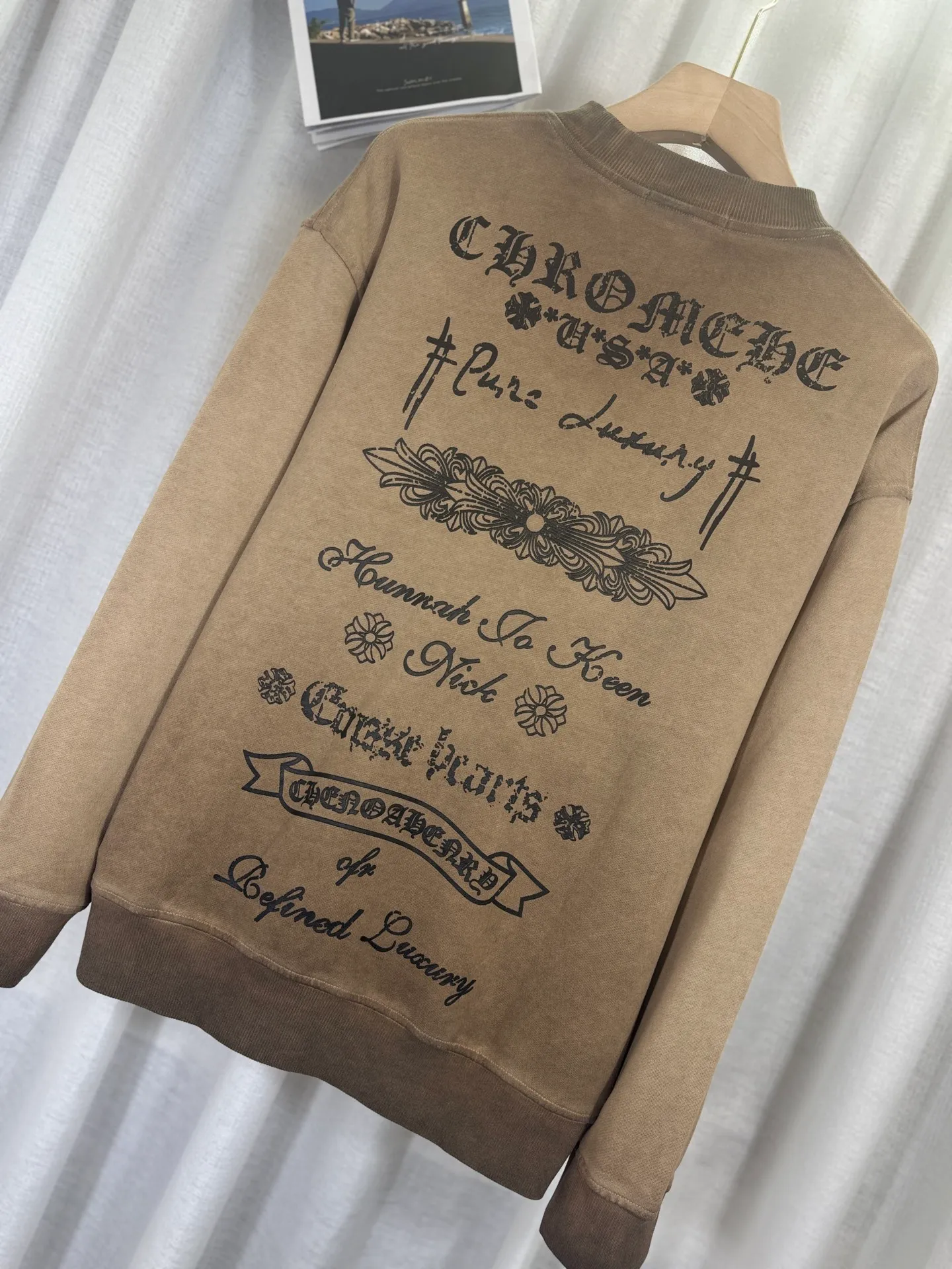 P260 top version, real shot without P, ​​different from market currency) 𝗖𝗵𝗿𝗼𝗺𝗲 𝗛𝗲𝗮𝗿𝘁𝘀/Cro Heart 2025 washed patch embroidery autumn and winter new original single counter American laser burnt 3D three-dimensional color embroidered couple casual sweatshirt 👑The highest version! Customized fabric 420g tripe terry fabric! American acid-washed and distressed original fabric laser burnt ✟appliqué embroidery and exquisite embroidery of letters! The best-selling model in the counter, very comfortable to wear. Accessories: original molded and authenticated collar label➕100% silk wash label. Genuine purchase-grade original hangtag➕matching hanging rope➕3D hanging beads➕original packaging bag. Craftsmanship: The original version has consistent wiring! The highest version of the armhole matching technique! Color: Earth Yellow Gray Black Size: S M L XL Style No.: 9320